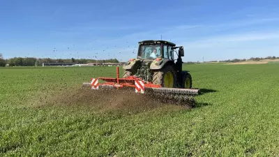 The STARLINER rotary hoe arrives at KUHN 