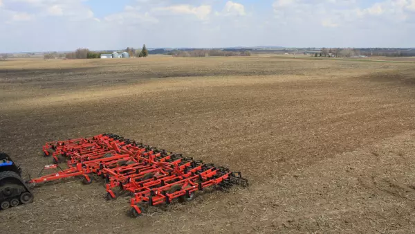 It boosts productivity while offering high residue capacity, excellent depth control, and superior clod sizing and leveling, creating the ideal seedbed for high-value seeds.