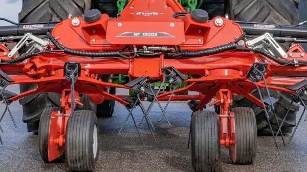 The central rotors on the GF 13003 tedder are equipped with twin wheels for improved weight balance on the ground.
