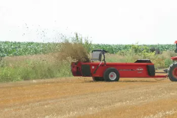 KUHN EasySpread 1219 box spreader in action