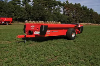 KUHN EasySpread 1230 box spreader in action