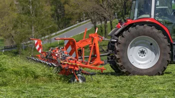 With OPTITEDD rotors, the GF 13003 tedder can handle long working days.