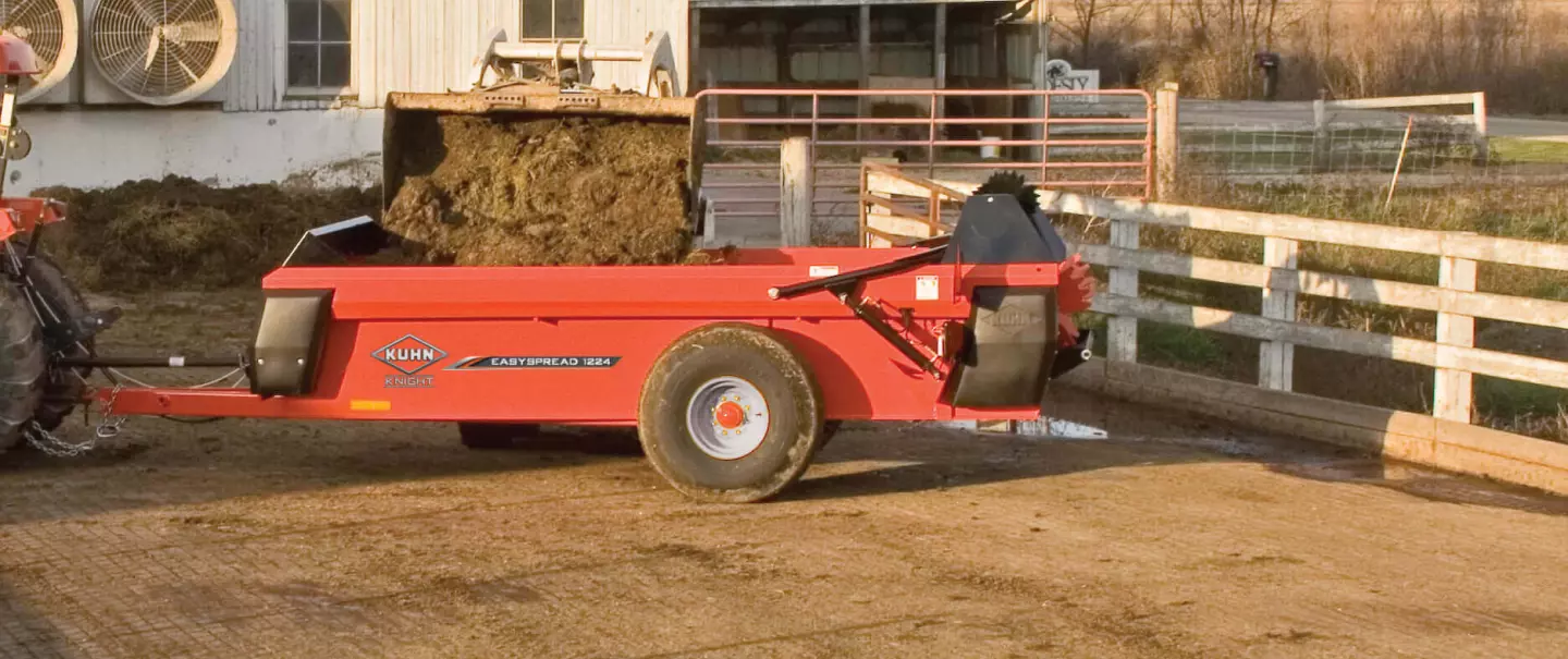 KUHN EasySpread 1224 box spreader in action