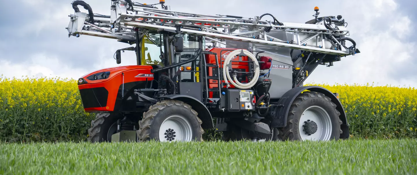 Photo of the ARTEC F40 EVO self-propelled sprayer in transport position