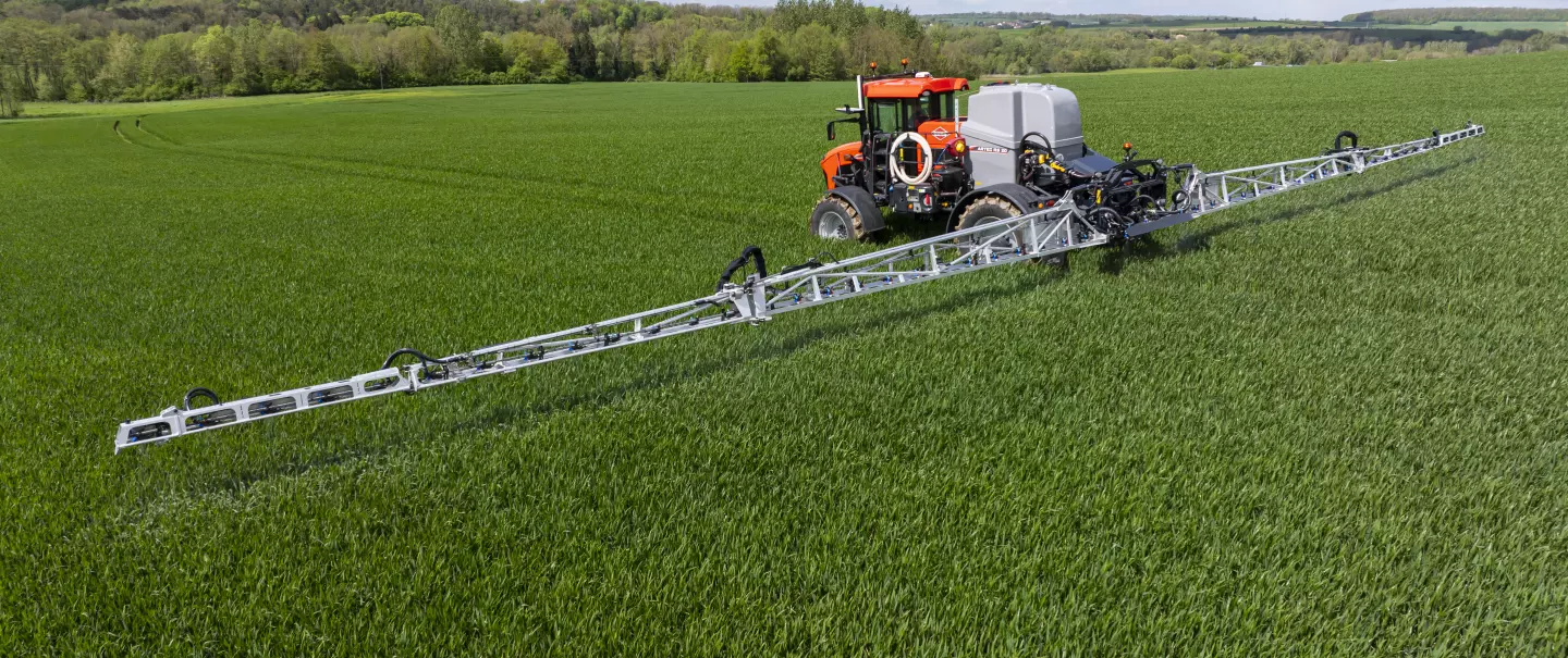 The ARTEC RS20 self-propelled sprayer at work