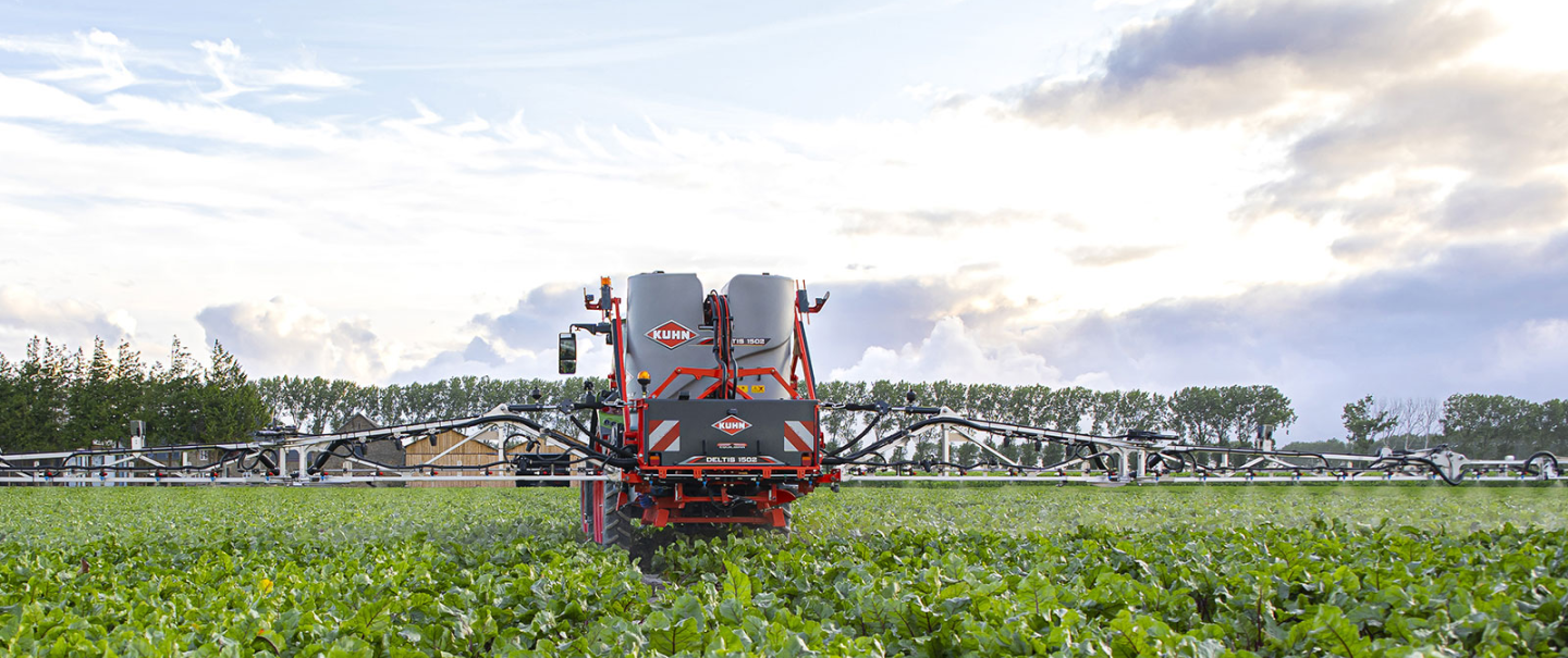 Photo of a DELTIS 2 mounted sprayer with an MEA3 boom at work in a beet field