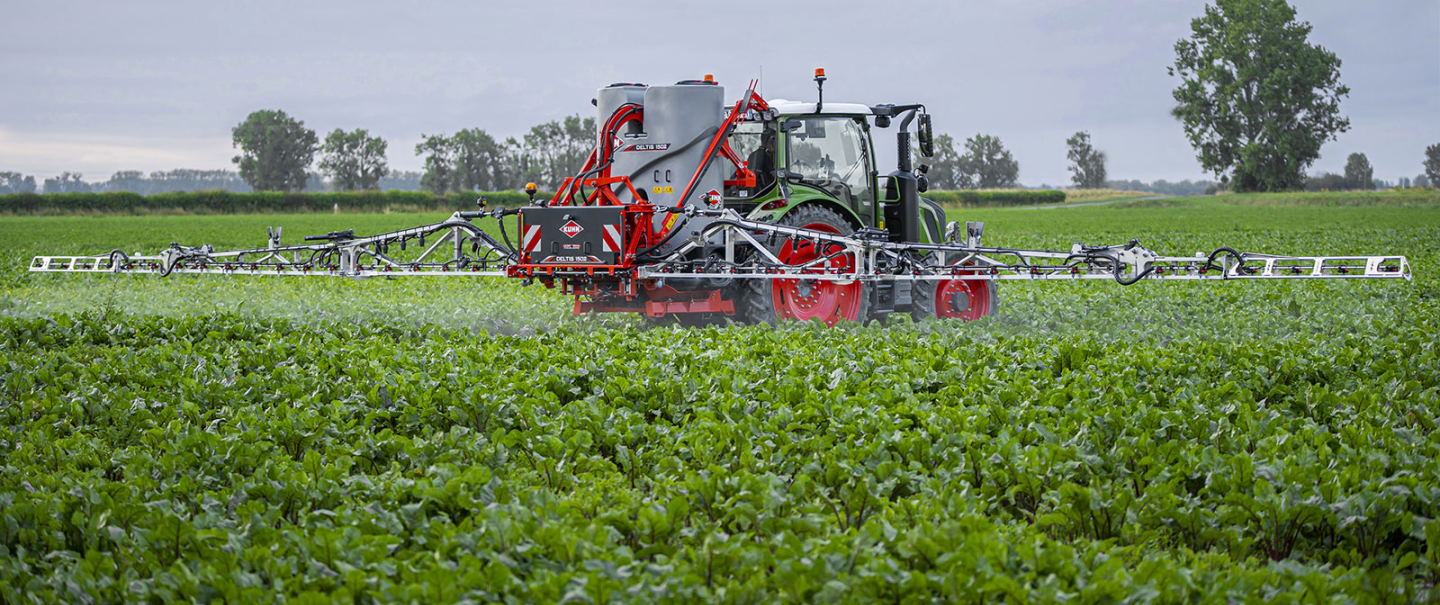 Photo of a DELTIS 2 mounted sprayer with an MEA3 boom at work in a beet field